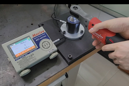 Motive扭力測(cè)試儀測(cè)試美沃奇(Milwaukee)棘輪扳手的正，反轉(zhuǎn)最大扭力